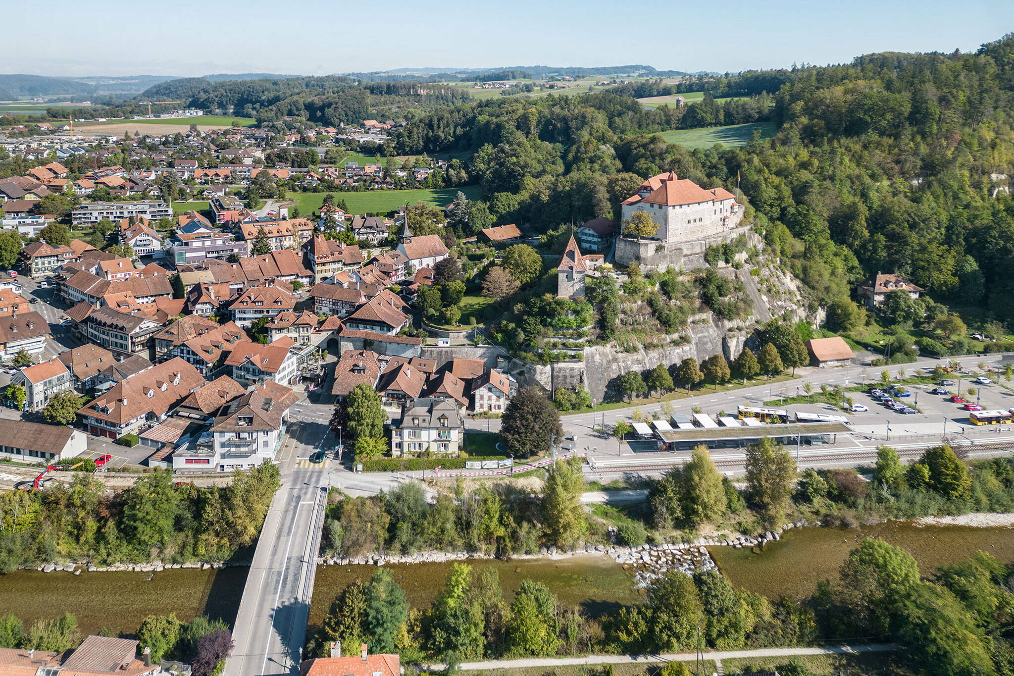 Schloss Laupen, Altstadt von Laupen, Sense, Bahnhof Laupen
